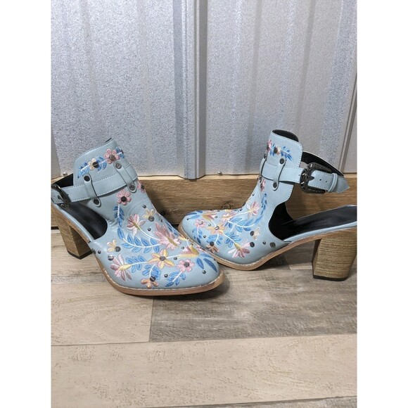 Sandal Floral Embroidered Boot Style Sz 10 Strap Faux Leather #coastalcowgirl - Picture 1 of 10
